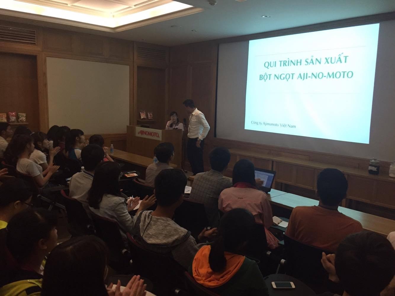 End of the tour, students received the meaningful gifts from the company, along with the enthusiastic introduction to the company
