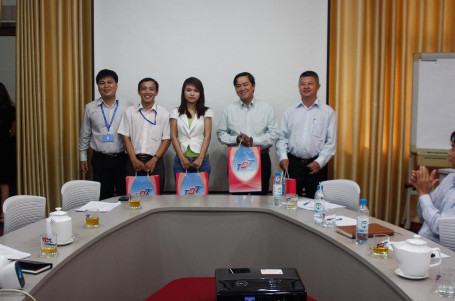  Đại diện khoa trao quà tặng cho Ban liên lạc Cựu sinh viên khoa QTKD