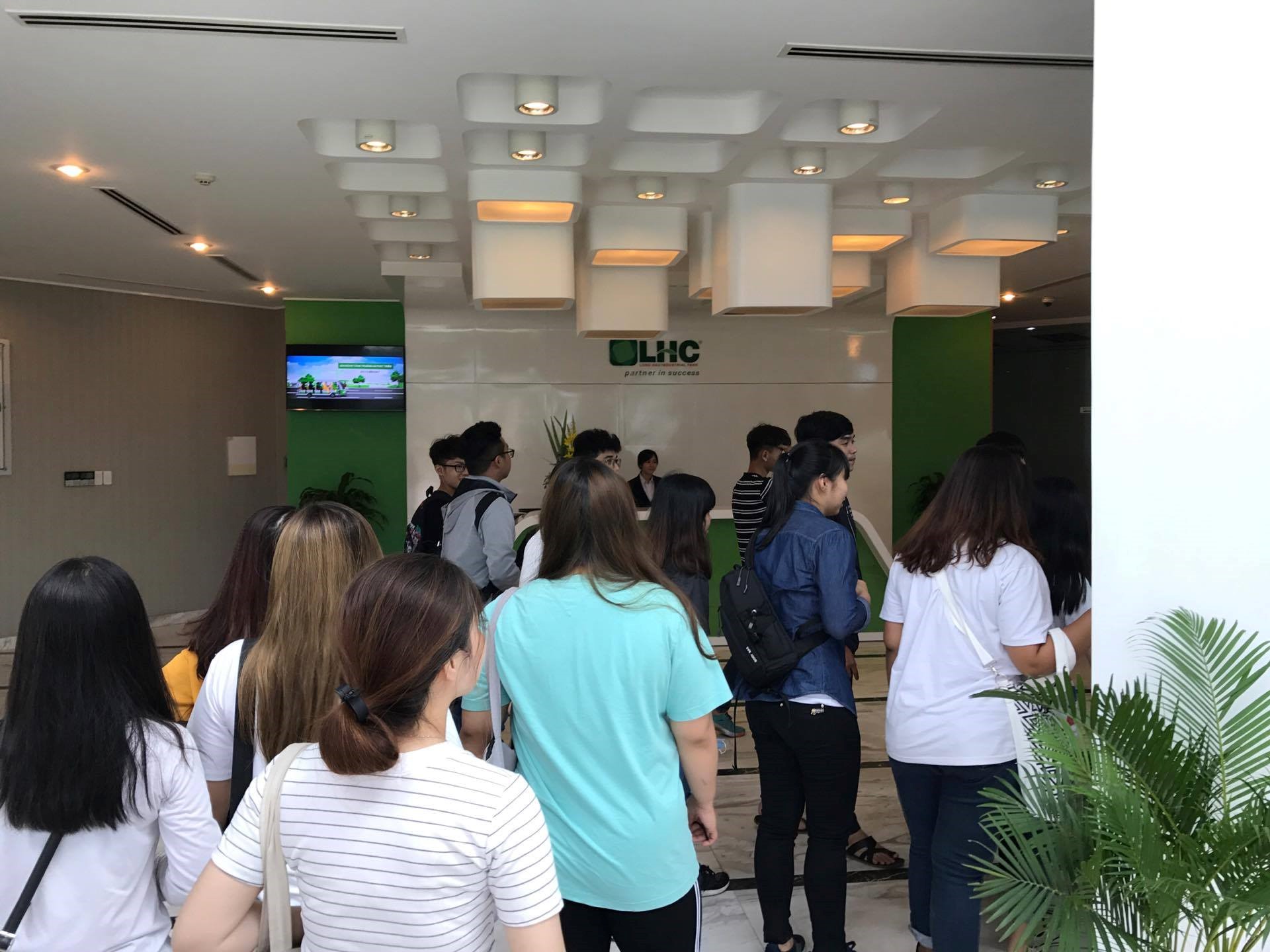 Các bạn sinh viên đang tham quan các văn phòng làm việc của KCN