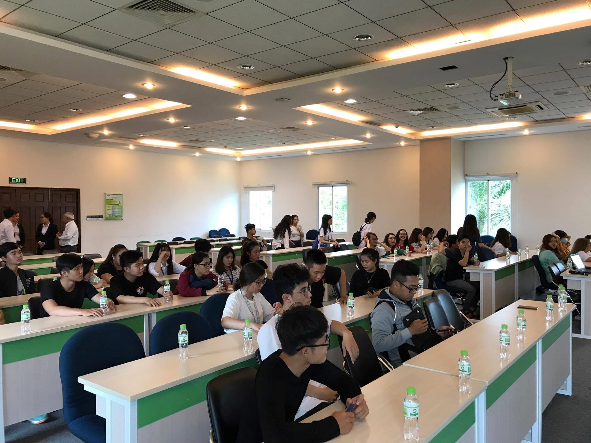 Sinh viên lắng nghe chia sẻ của các anh chị đang công tác tại KCN Long Hậu