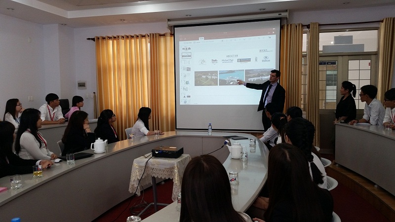 Ông Simon Wellfare – chuyên gia đào tạo trường Business and Hotel Management School (Thụy Sỹ).