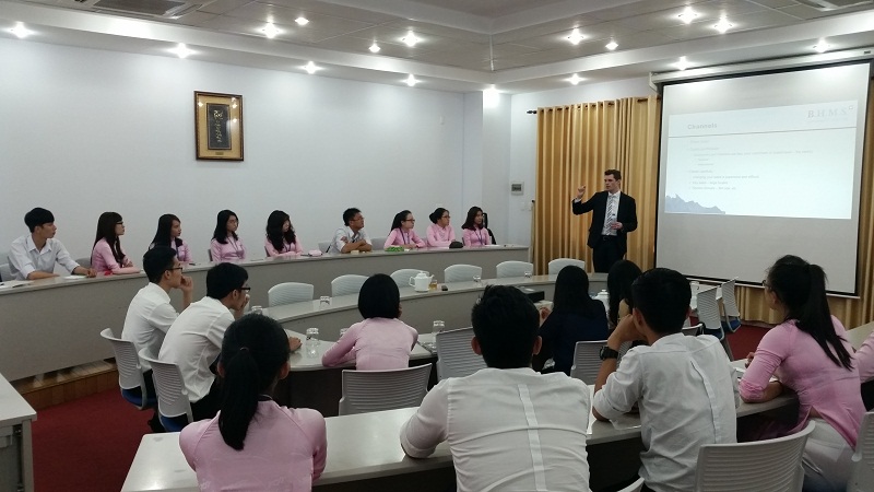 Ông Simon Wellfare giới thiệu về chương trình học bổng cho các bạn sinh viên chuyên ngành trong tháng 01/2016.