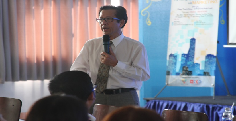 Ông Calvin P.Tran chia sẻ kinh nghiệm cho các bạn sinh viên 