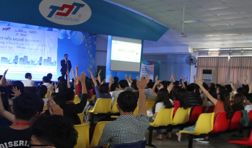  Các bạn sinh viên nhiệt tình giao lưu với các diễn giả