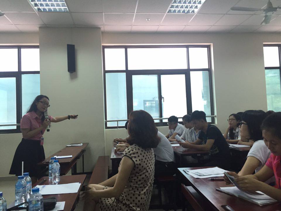 Ms. Ho Thi Tra Dung - Regional Manager of Circle K store system is presented an overview on the status of the retail industry.