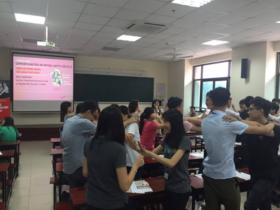 Các bạn sinh viên hào hứng tham gia các hoạt động trong talkshow