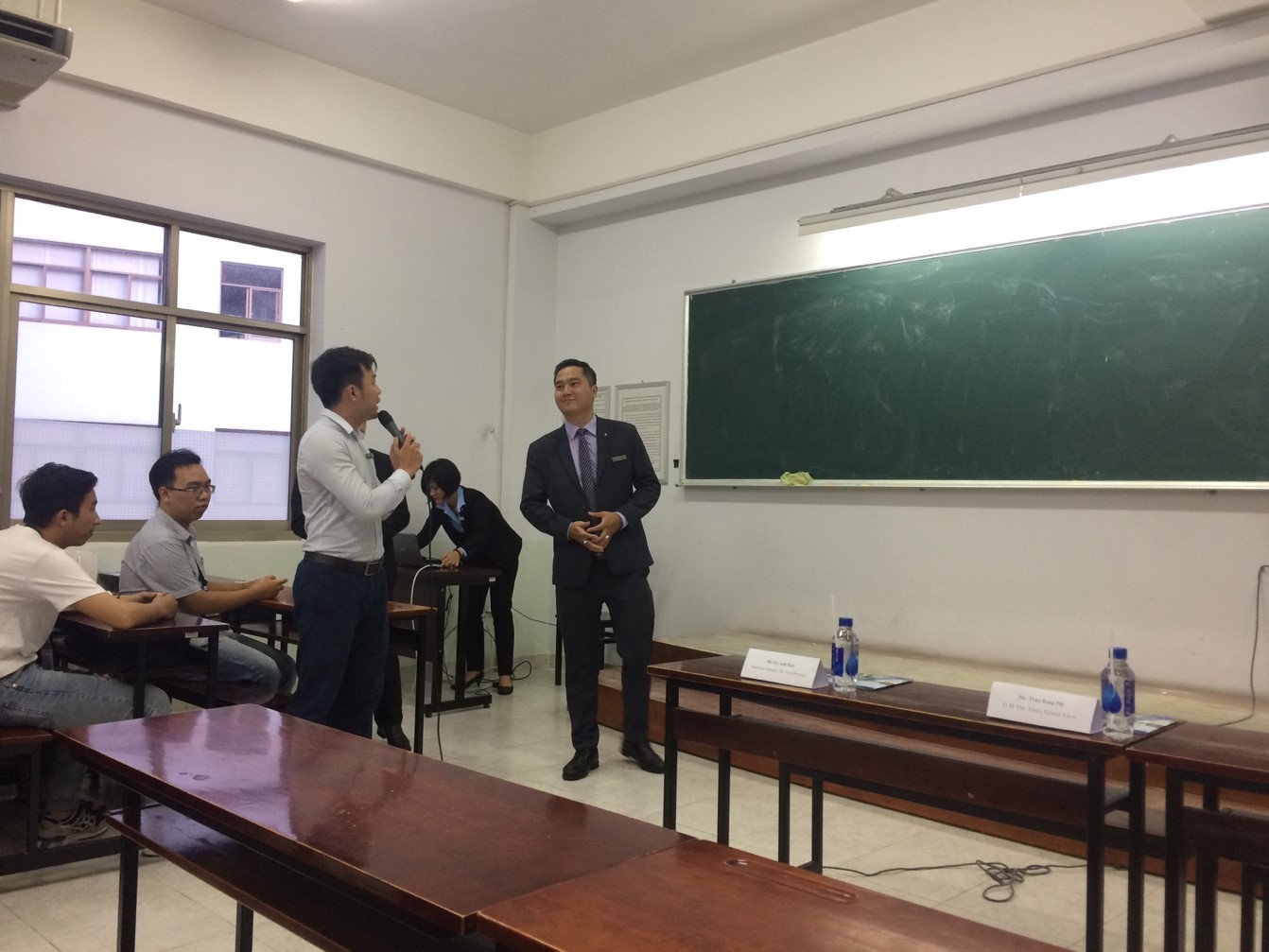 ThS. Nguyễn Quốc Lộc – GVCV các bạn sinh viên năm 2 chuyên ngành Quản trị nhà hàng – khách sạn giới thiệu các diễn giả đến từ Tập Đoàn Đông Phương