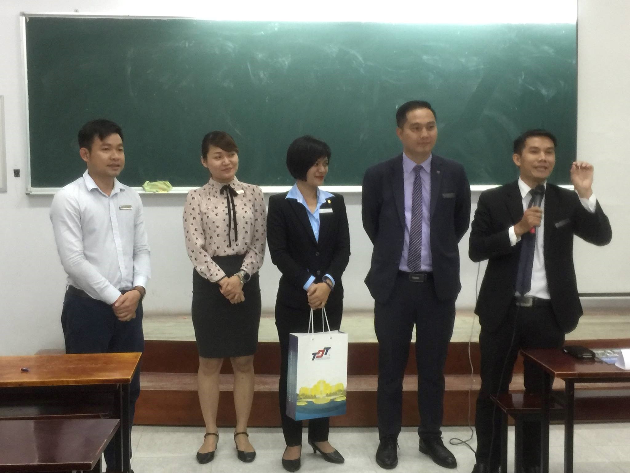 Thầy cô Khoa chụp ảnh lưu niệm và gửi lời cảm ơn đến các diễn giả đến với buổi chia sẻ