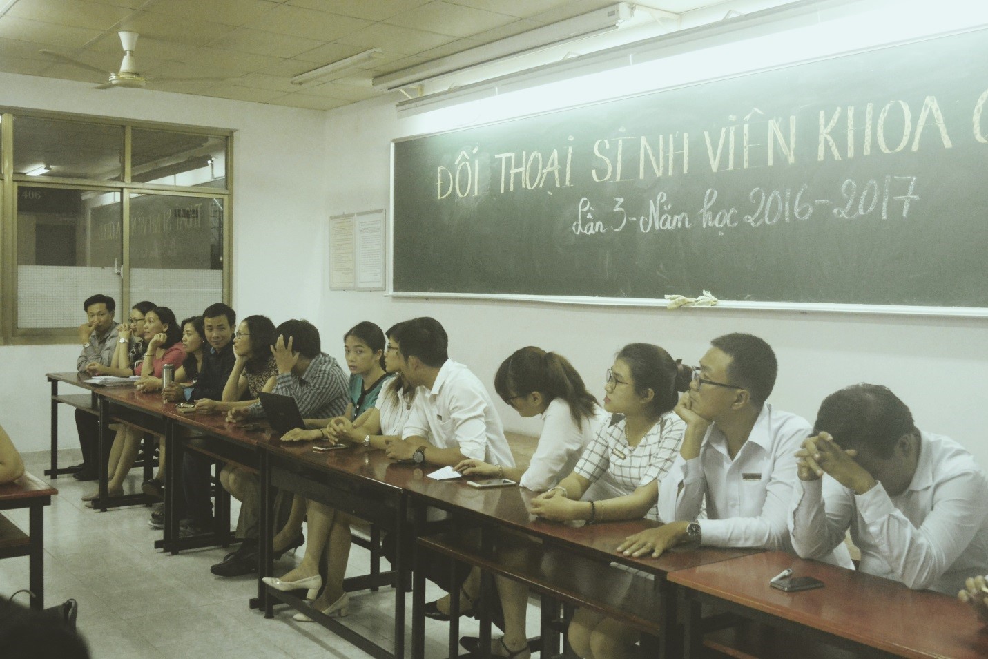 Buổi họp với sự góp mặt của các giảng viên khoa QTKD nhằm đem đến sự hỗ trợ tốt nhất cho sinh viên                                                