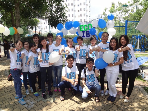 Các thành viên câu lạc bộ chụp hình kỷ niệm tại “Love Balloon”
