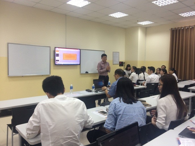 Thầy Trần Chí Dũng giới thiệu sơ qua về các tiêu chí chấm điểm và động viên các bạn sinh viên bình tĩnh, tự tin và chiến thắng.