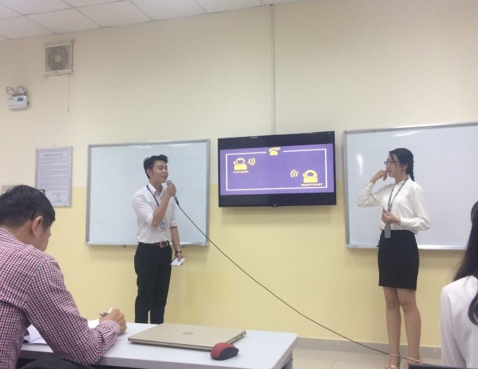 Nhóm sinh viên thuyết trình và giới thiệu dịch vụ giao nhận của công ty cho ban giám khảo với vai trò là đại diện doanh nghiệp.