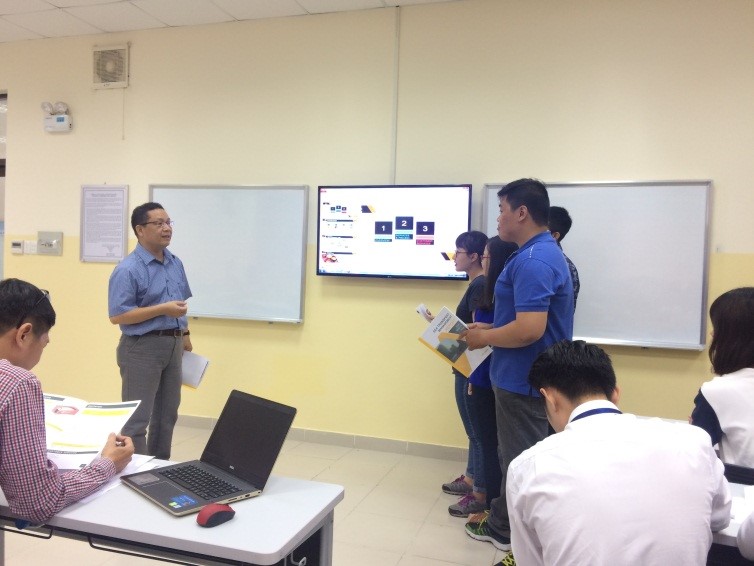 Sau buổi thuyết trình của nhóm, thầy Tô Diệp đưa ra nhận xét và tiến hành phản biện cả nhóm. Các bạn bình tĩnh suy xét và trả lời câu hỏi của thầy.