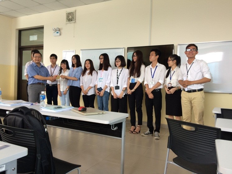 Thầy Tô Diệp trao giải thưởng Nhóm thuyết trình xuất sắc cho nhóm 1 với đề tài Xuất khẩu gạo sang cảng Tincan/Lagos tại Nigeria.