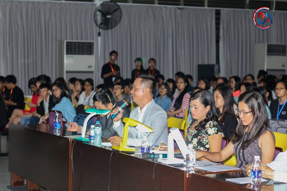 Ban giám khảo cuộc thi (từ phải sang): chị Nguyễn Thị Thúy An, TS Phạm Thị Ngân, thầy Nguyễn Hồng Khanh, thầy Trần Chí Dũng.