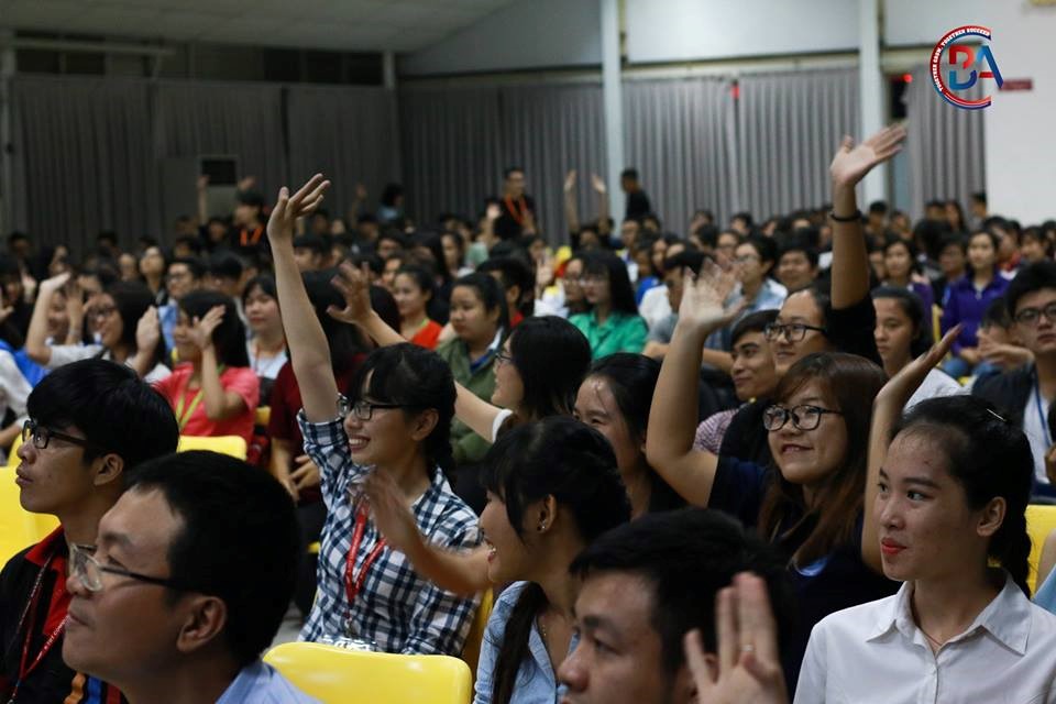 Các khán giả tương tác nhiệt tình với các tình huống của cuộc thi năm nay