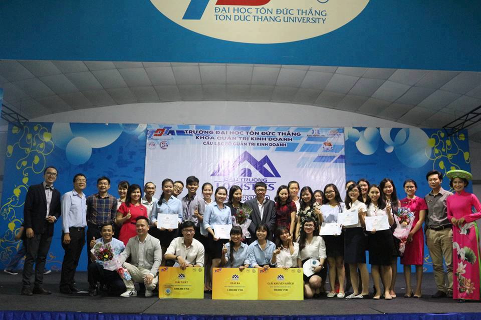 Các đội thi chụp hình lưu niệm với ban giám khảo và các thầy cô khoa Quản trị kinh doanh