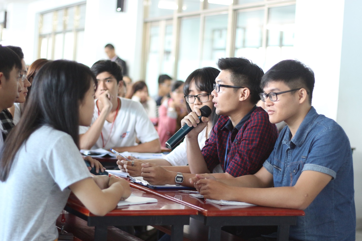 Sinh viên trao đổi qua các tình huống thực tế