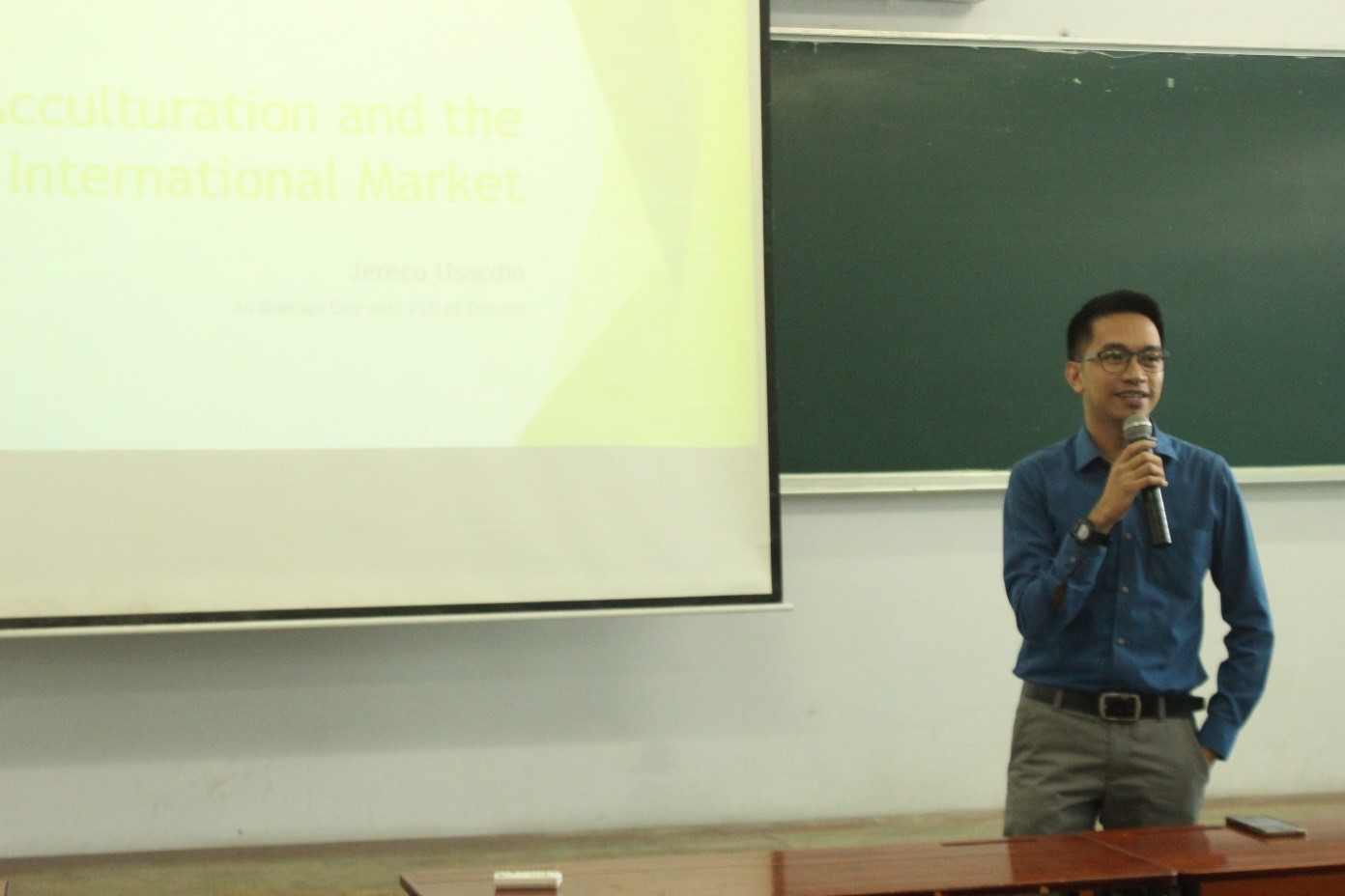 Ông Jereco giới thiệu về giao thoa tiếp biến văn hóa (acculturation) và tầm quan trọng của việc tìm hiểu các nền văn hóa kinh doanh.