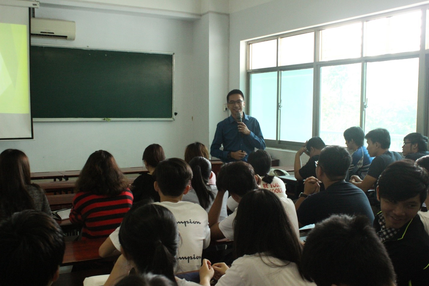 Ông cũng chia sẻ trải nghiệm của ông khi lần đầu làm việc tại Thái Lan, những khó khăn và cách thức vượt qua những khác biệt trong văn hóa kinh doanh.