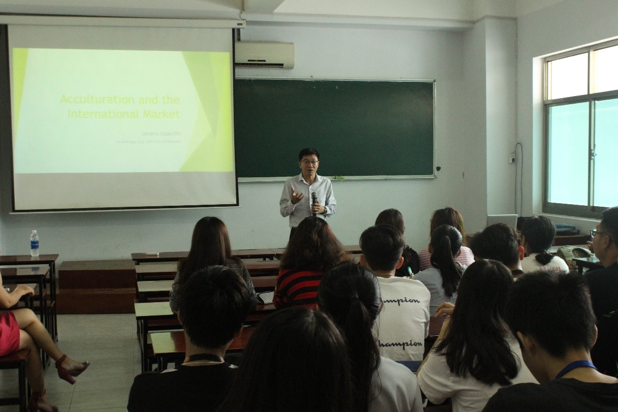 Ông Trần Chí Dũng giới thiệu khái quát về cơ hội việc làm trong lĩnh vực kinh doanh quốc tế tại Việt Nam.