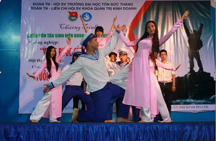 Tiết mục múa hát: “ Tình yêu biển đảo” của lớp 14070602