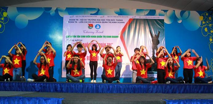 Tiết mục múa: “Lá cờ tôi yêu” của lớp 14070502