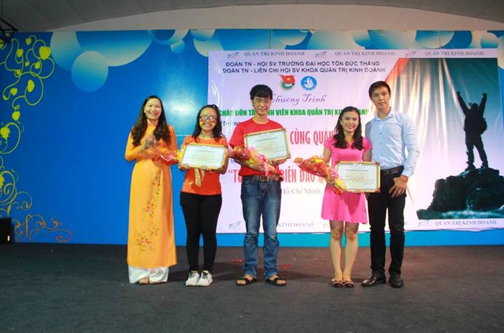 TS. Phạm Thị Minh Lý – Trưởng Khoa Quản Trị Kinh Doanh và anh Vũ Mạnh Hùng – Nguyên Bí Thư Đoàn Khoa trao giải cho các lớp chiến thắng