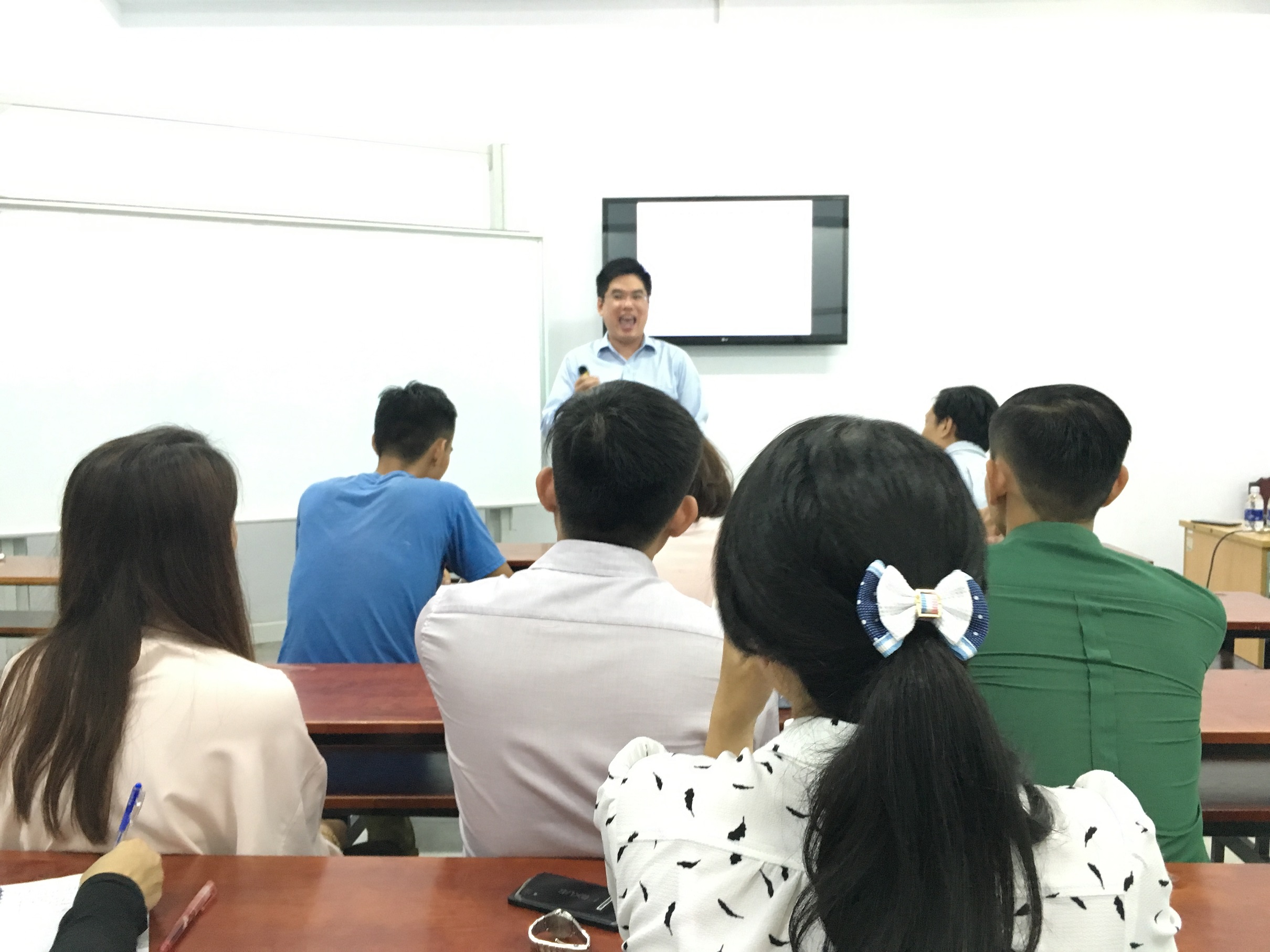 Buổi trao đổi diễn ra rất sôi nổi và kết thúc lúc 11h00 sau hơn 2 giờ thảo luận