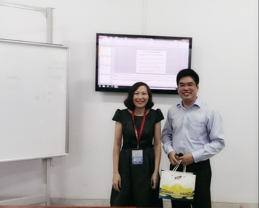 TS. Phạm Thị Minh Lý, trưởng khoa Quản trị kinh doanh trao quà lưu niệm với TS. Ngã