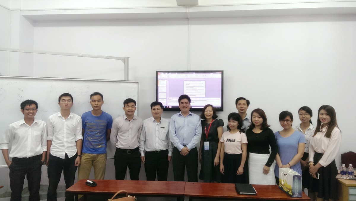 Các giảng viên tham dự chụp hình lưu niệm với Tiến sĩ Ngã