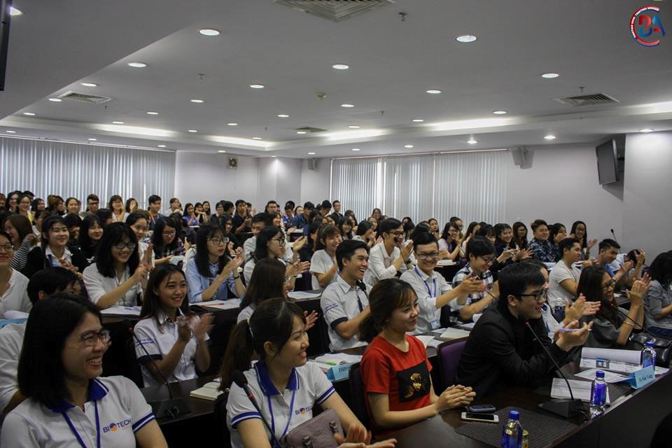 Phần giao lưu giữa các doanh nghiệp và thí sinh diễn ra trong không khí rất sôi nổi và hào hứng