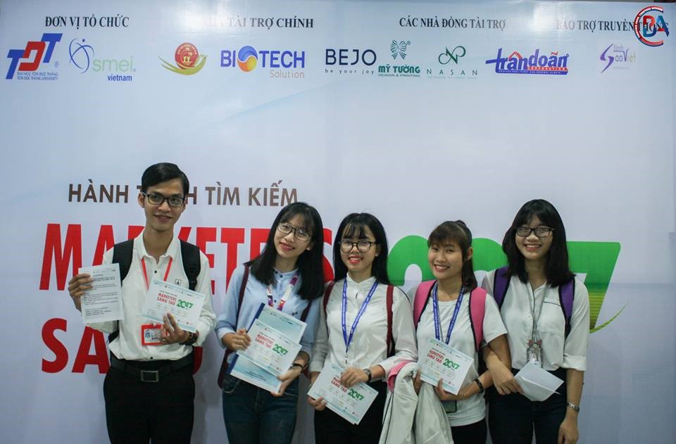 Hình ảnh một đội thi trước giờ họp báo
