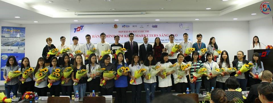 Đại diện 30 đội thi chụp ảnh lưu niệm cùng ban tổ chức