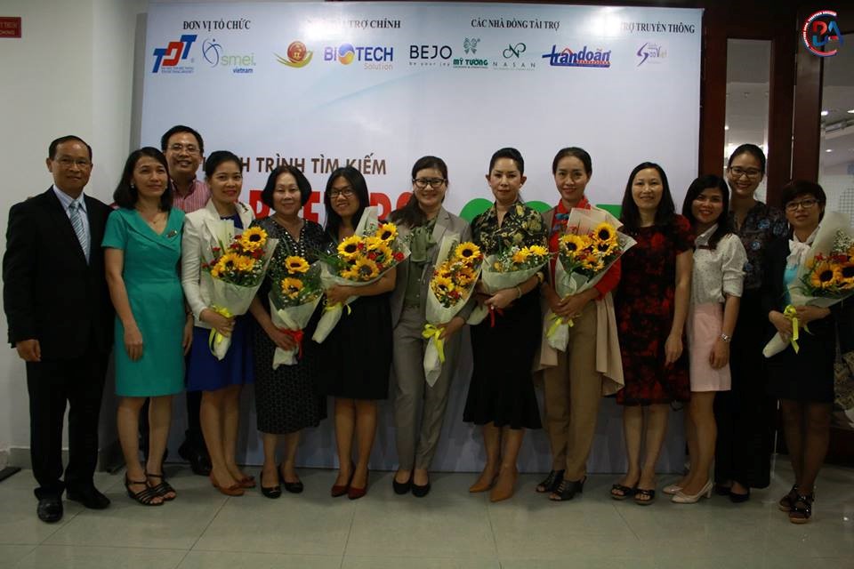Ban tổ chức cùng các doanh nghiệp tài trợ chụp ảnh lưu niệm