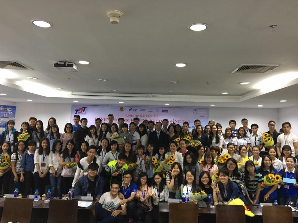 Ban tổ chức cùng các đội thi chụp ảnh lưu niệm