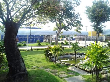 Hình 2: Khuôn viên xanh tại nhà máy
