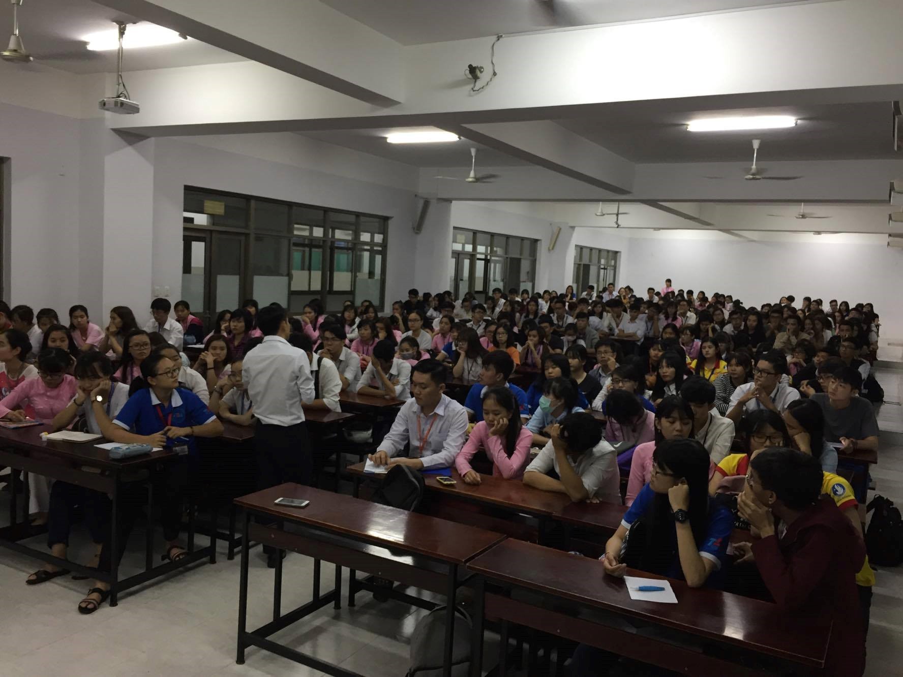 Sinh viên  than dự đông đủ và tham gia trao đổi, đóng góp ý kiến trong cuộc họp
