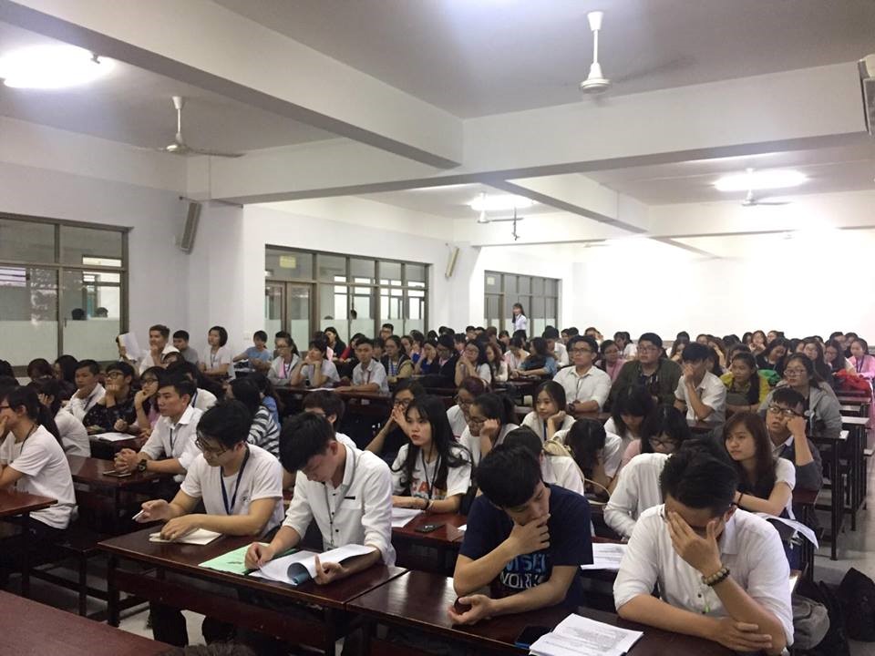 Các bạn sinh viên tham gia buổi họp