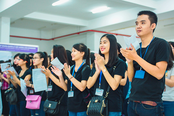 Sinh viên hào hứng với các cơ hội việc làm và tự tin trao đổi với các nhà tuyển dụng