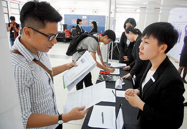 Sinh viên hào hứng với các cơ hội việc làm và tự tin trao đổi với các nhà tuyển dụng