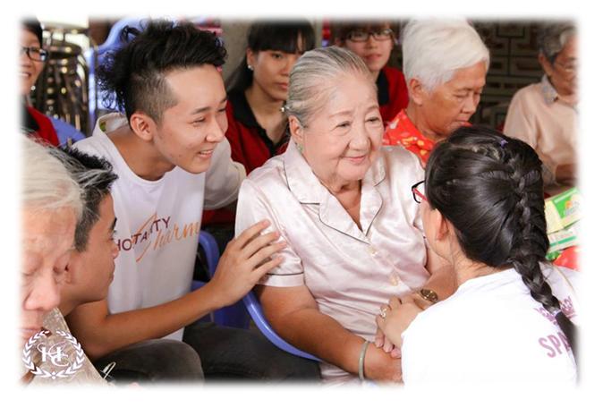 Bài viết về hoạt động bên lề của cuộc thi Hospitality Charm