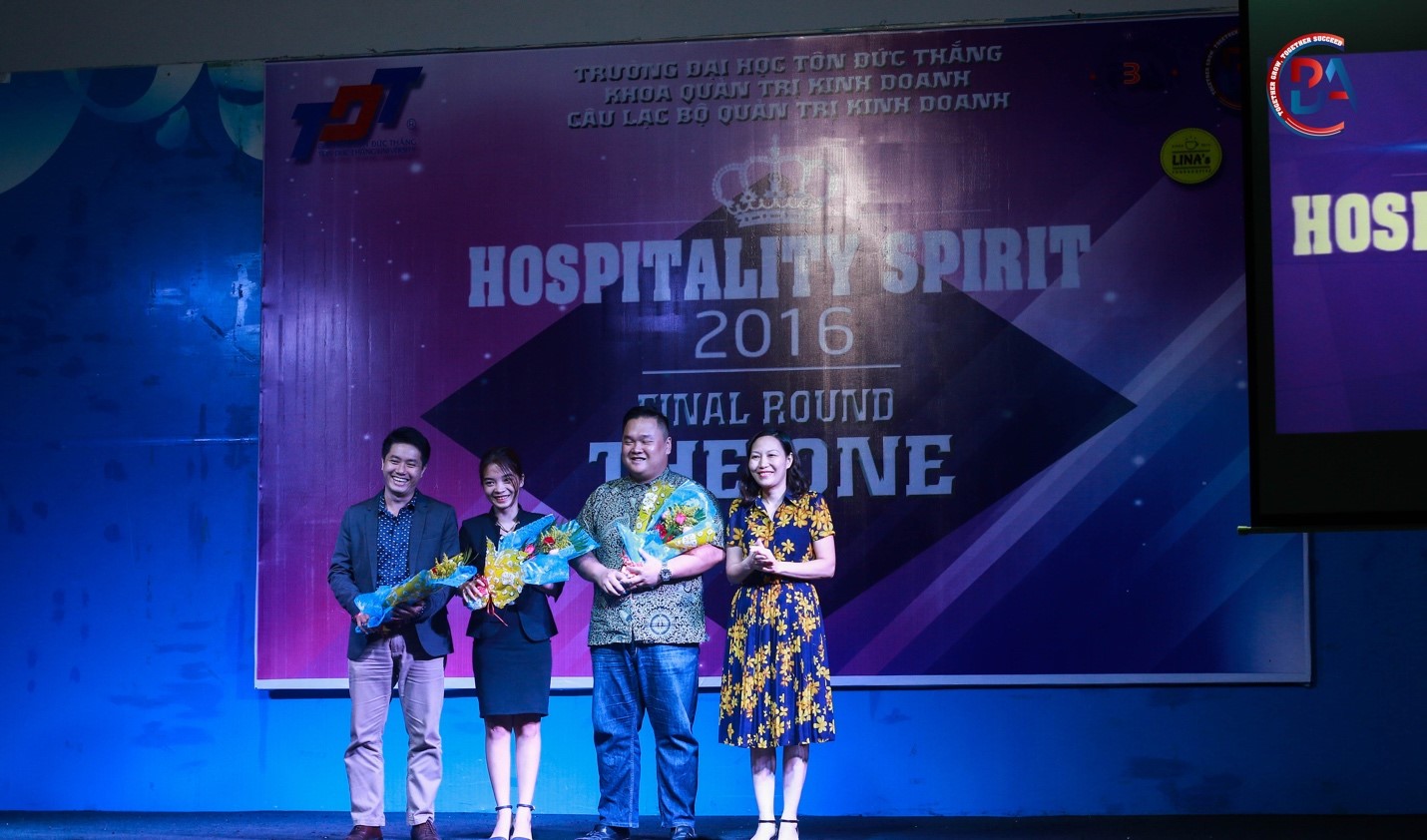 TS. Phạm Thị Minh Lý tặng hoa cho Ban Giám Khảo
