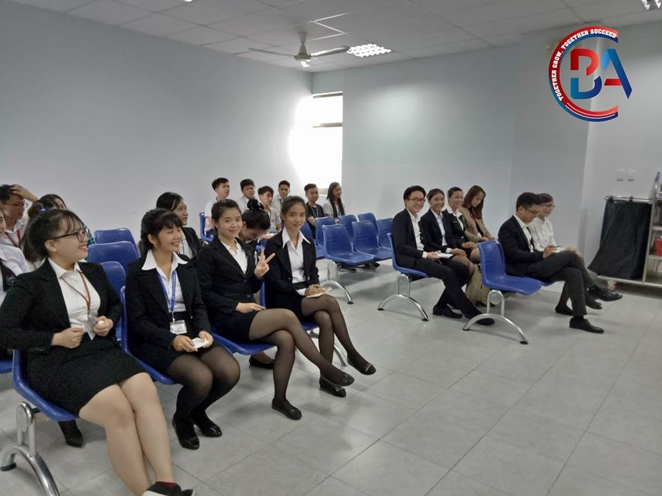 Các bạn đang chuẩn bị vào phần thi của đội mình