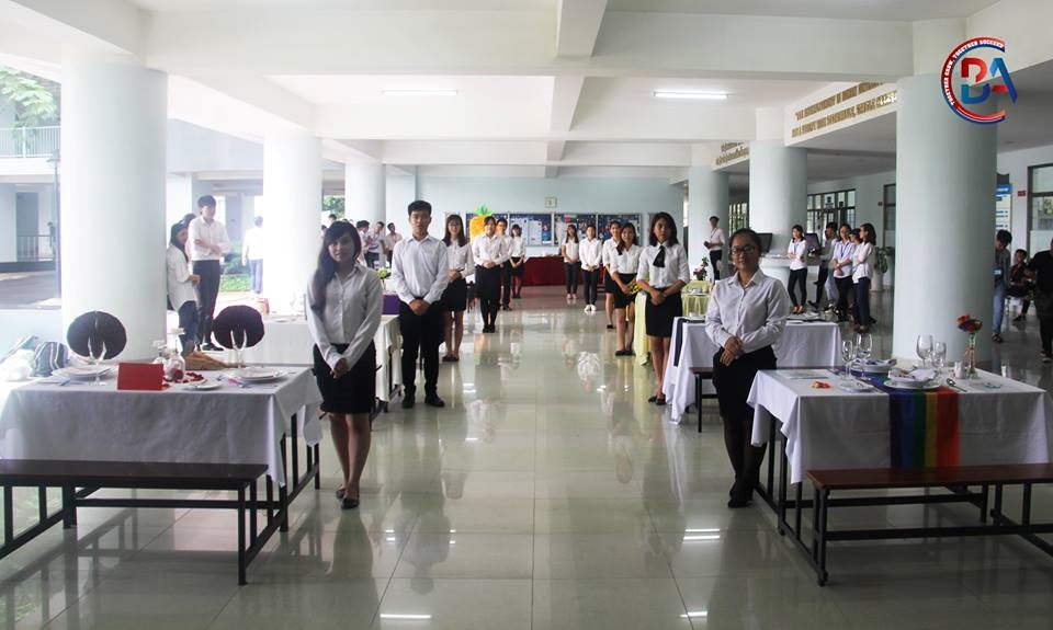 Hình 3: Toàn bộ khung cảnh diễn ra cuộc thi Set up bàn tiệc