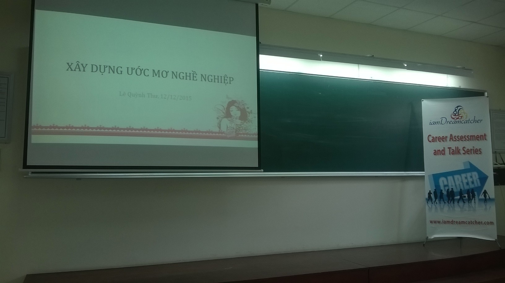 Sáng ngày 12/12/2015, các bạn sinh viên của ngành quản trị Marketing đã có cơ hội tham gia buổi định hướng nghề nghiệp của “I am Dream Catcher”. Tại đây các bạn được các chuyên gia hàng đầu chia sẻ những kinh nghiệm trong nghề Marketing