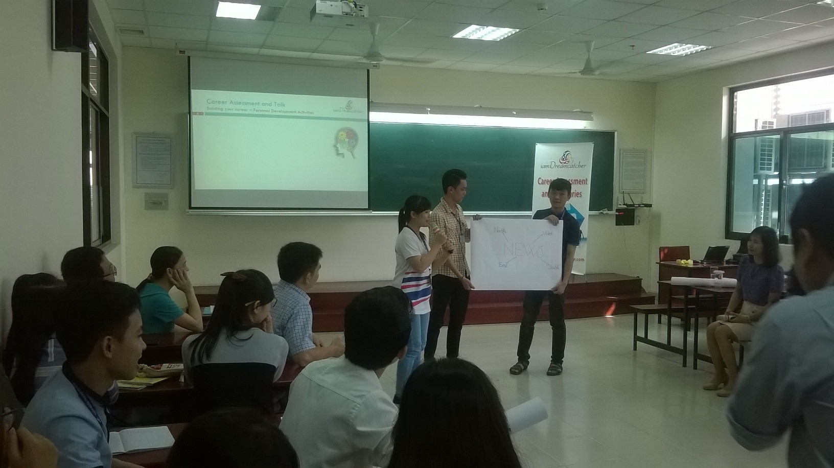 Toàn bộ buổi học diễn ra theo phương pháp làm việc nhóm rất trực quan, sinh động.