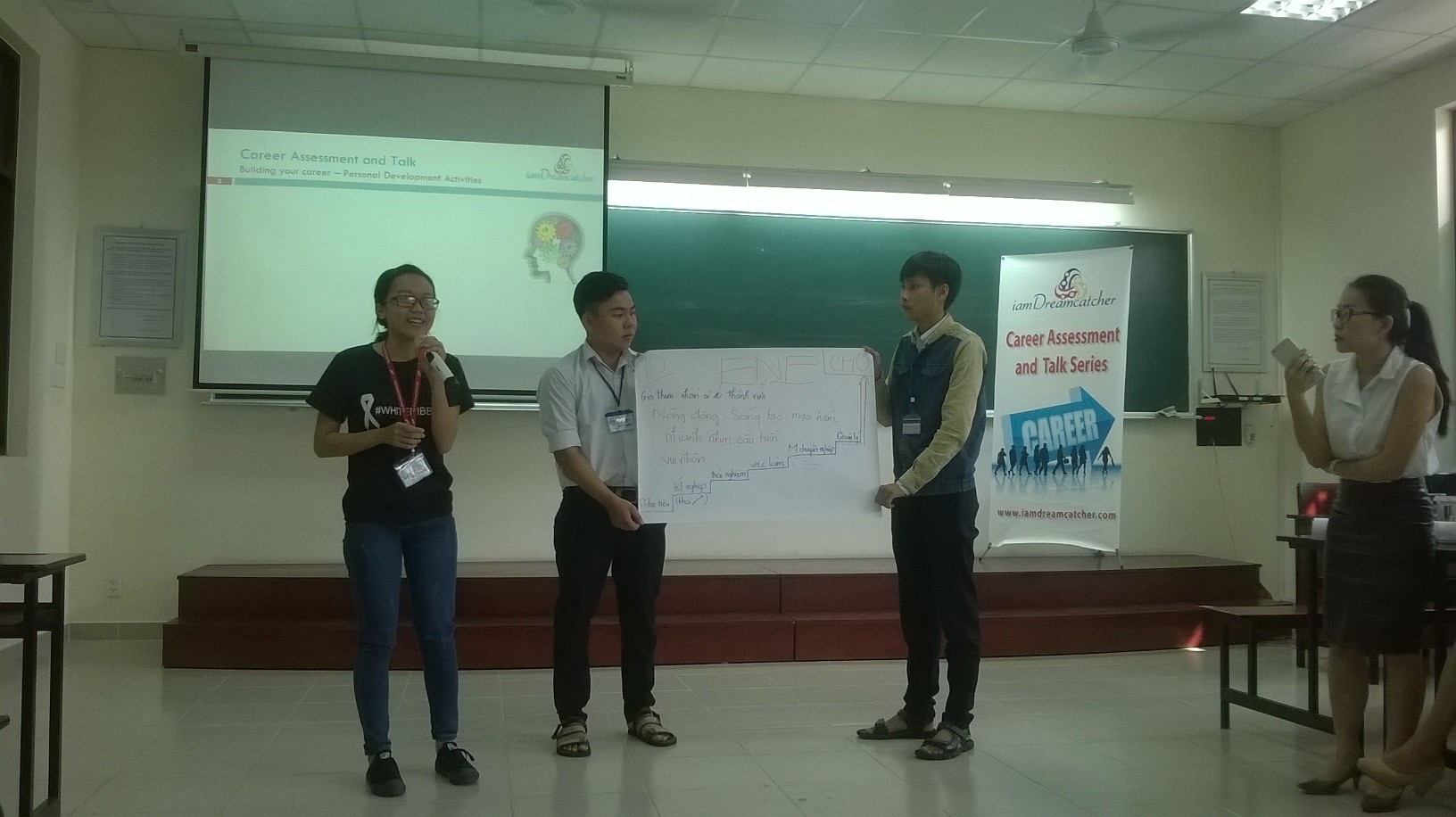 Toàn bộ buổi học diễn ra theo phương pháp làm việc nhóm rất trực quan, sinh động.