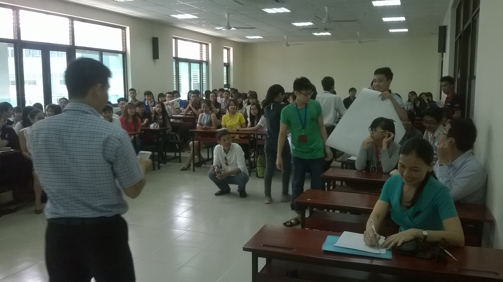 Các nhóm thuyết trình về hình ảnh phác họa 1 nhân viên PR trong trí tưởng tượng của chính các em.