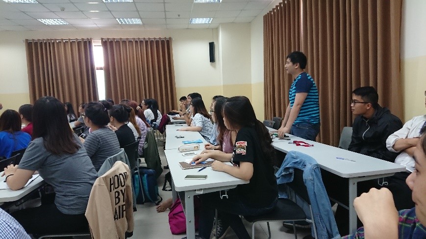 Sinh viên tích cực tham gia trả lời câu hỏi của chuyên gia về những vấn đề trong truyền thông